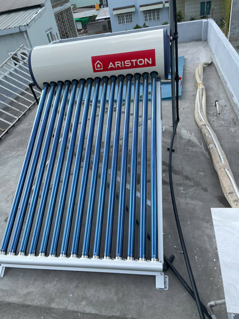 Đánh giá sản phẩm Máy nước nóng năng lượng mặt trời dạng ống Ariston ECO TUBE