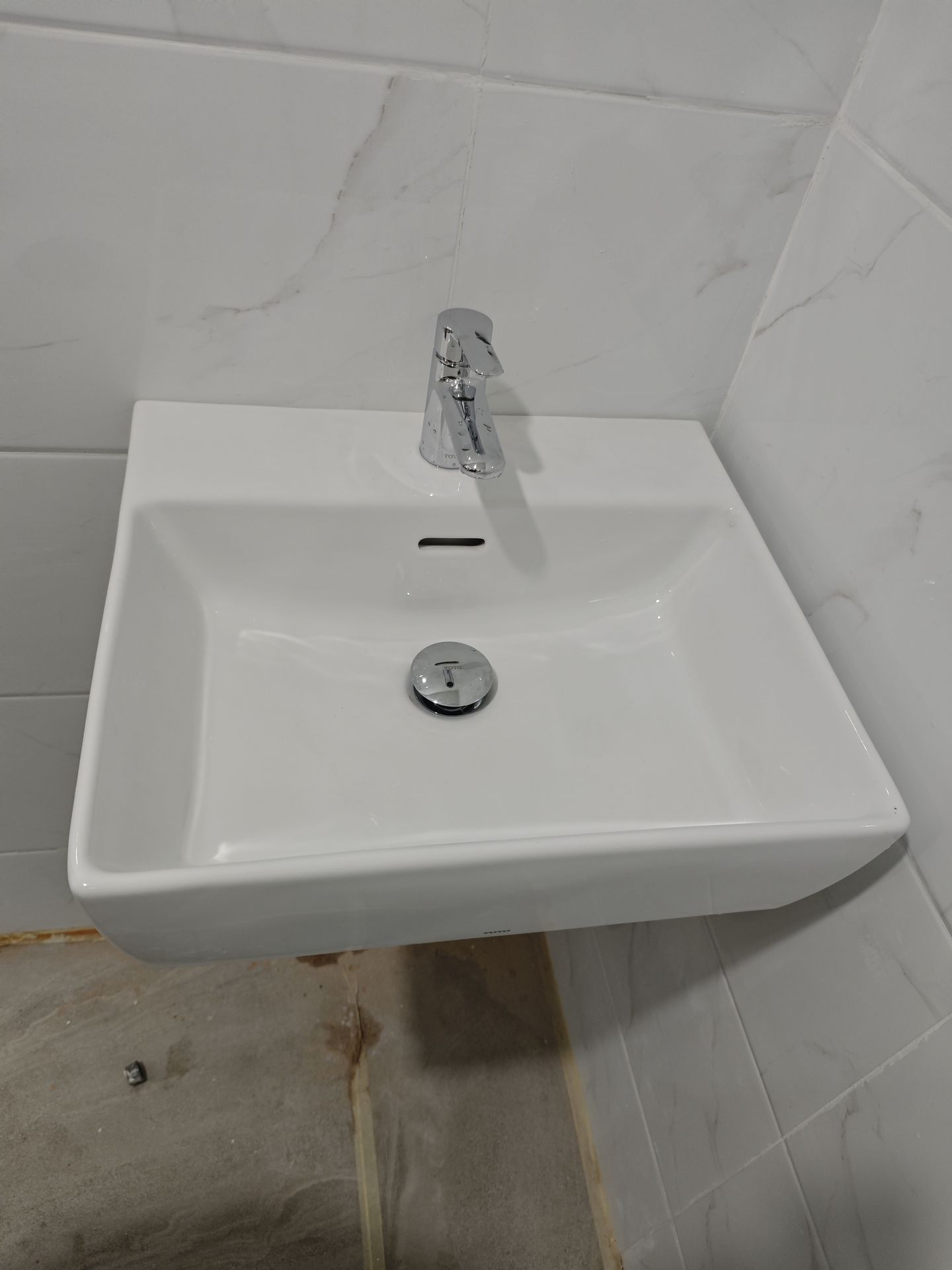 Đánh giá sản phẩm Chậu lavabo treo tường TOTO LHT328C chân lửng