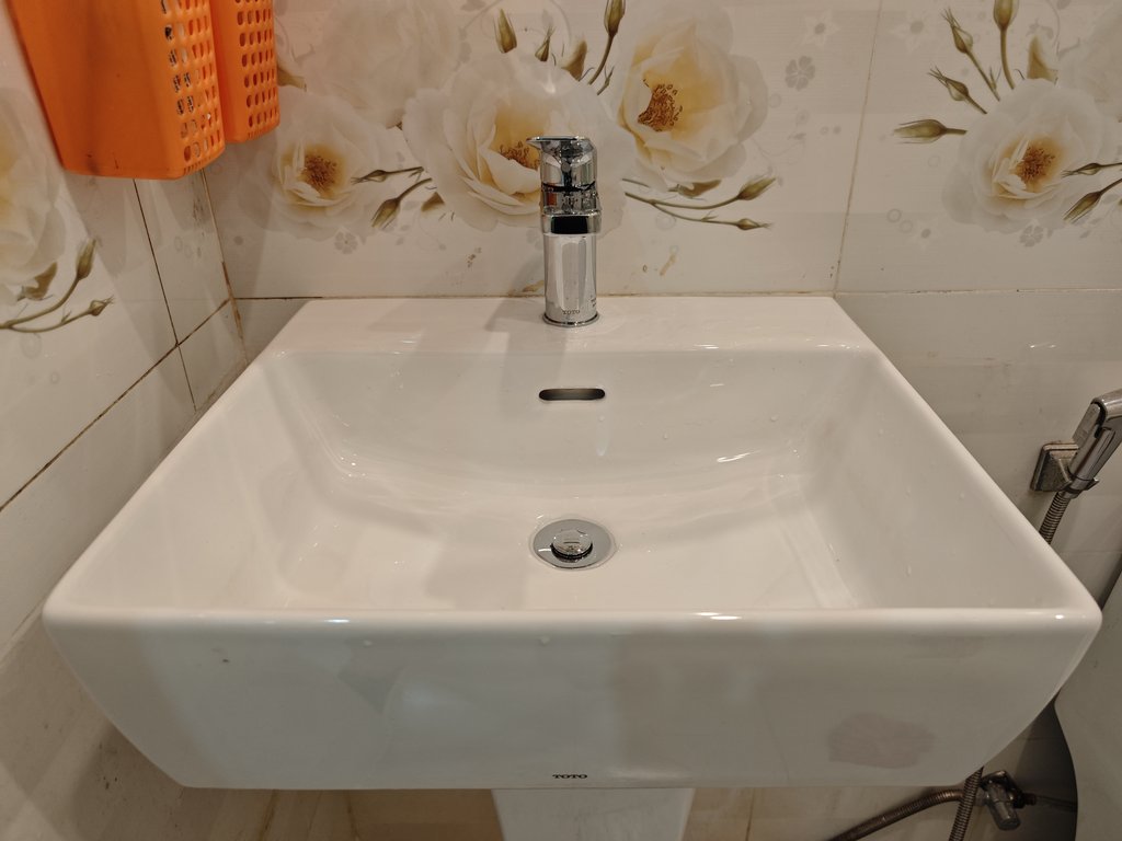 Đánh giá sản phẩm Chậu lavabo treo tường TOTO LHT328C chân lửng