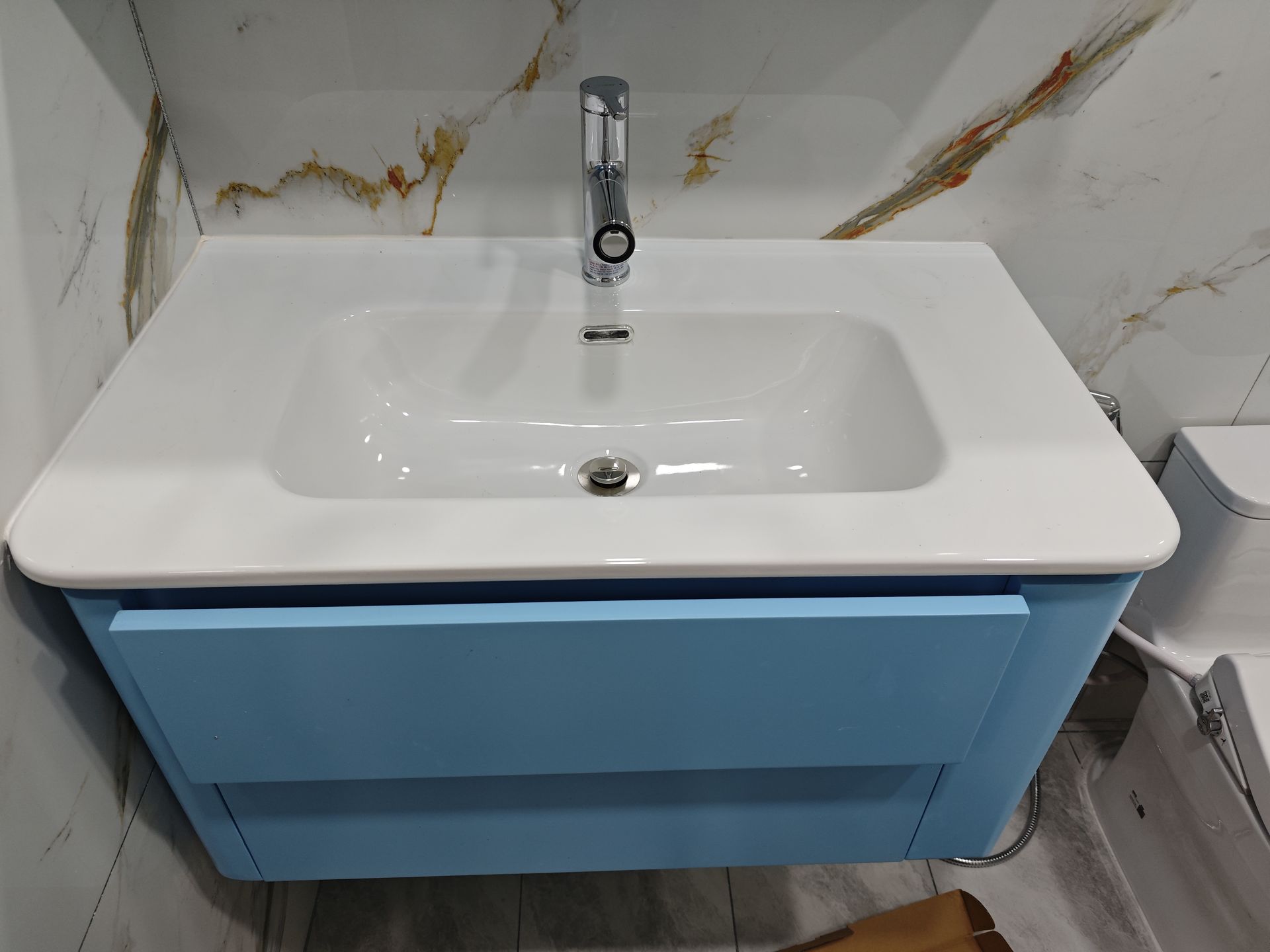Đánh giá sản phẩm Vòi chậu lavabo nóng lạnh dây rút Caesar B196C