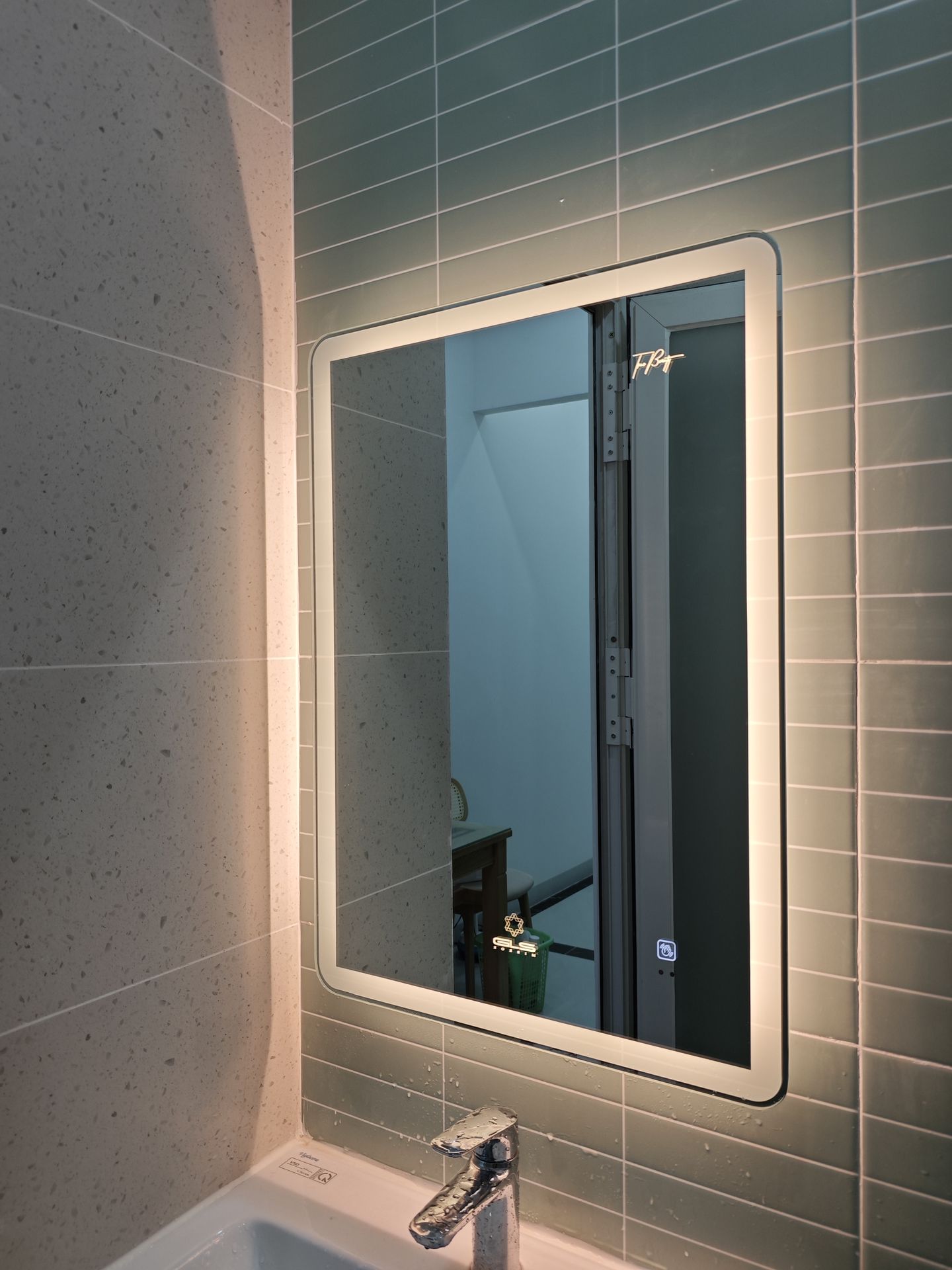 Đánh giá sản phẩm Gương led chữ nhật 50x70cm GLS M35R36 ánh sáng ngoài hoa văn