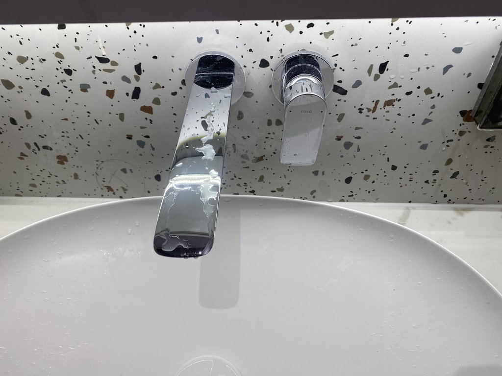 Đánh giá sản phẩm Vòi lavabo nóng lạnh gắn tường GA TOTO TLG04310BB