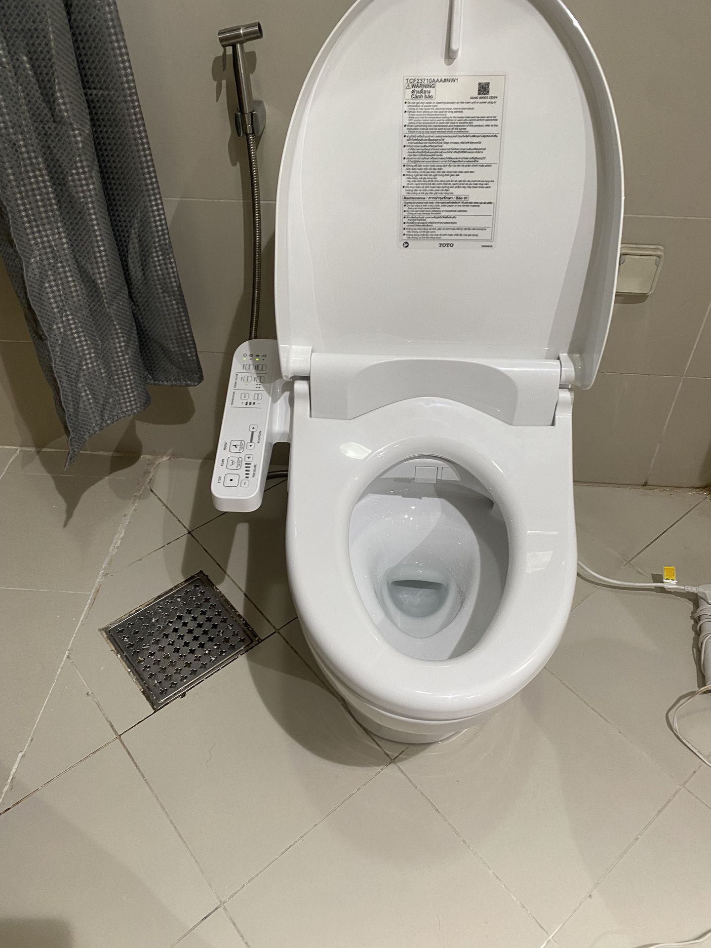 Đánh giá sản phẩm Bồn cầu 1 khối TOTO MS857DW18 nắp điện tử TCF23710AAA Washlet C2 cơ bản