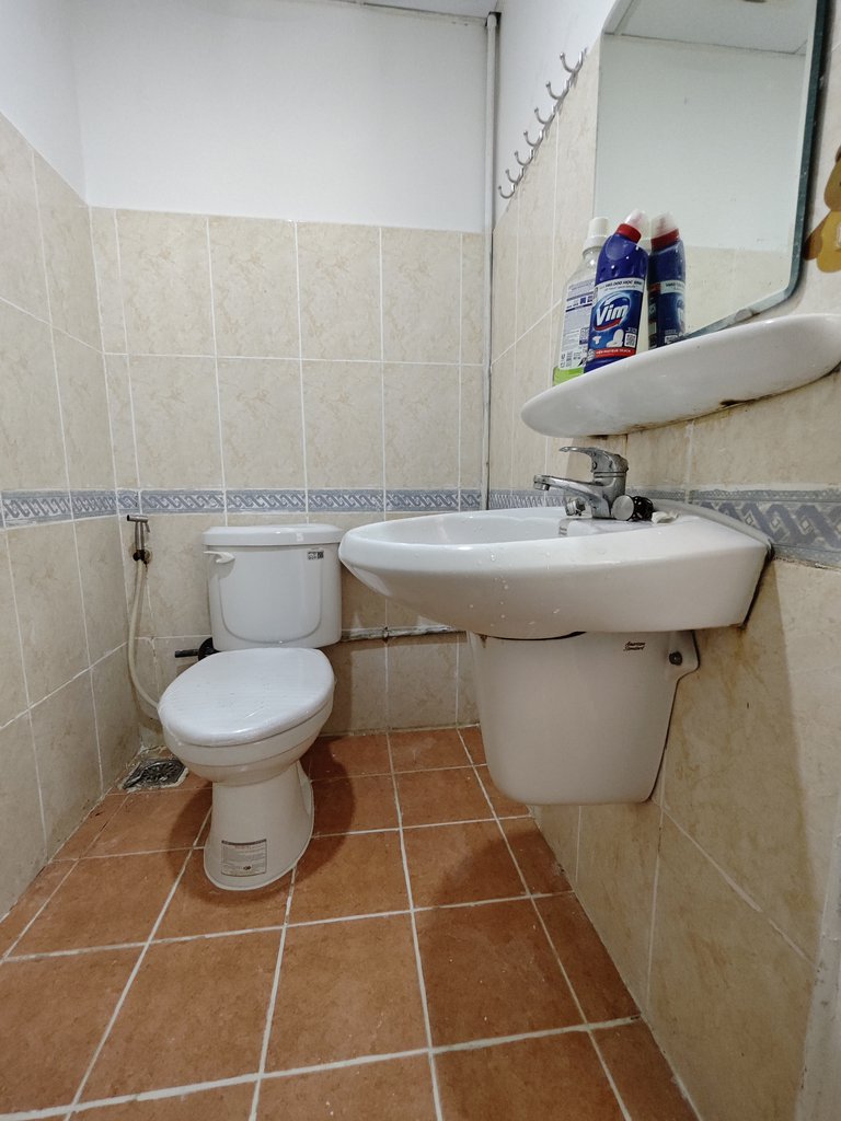 Đánh giá sản phẩm Bồn cầu 2 khối Caesar CPT1332 nắp thường