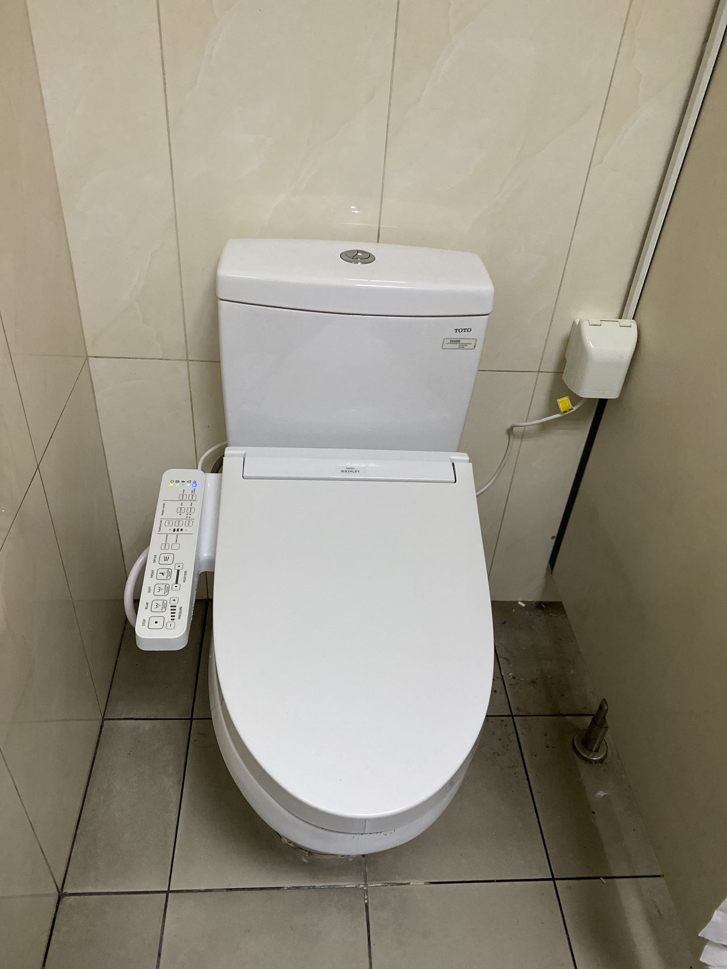 Đánh giá sản phẩm Nắp bồn cầu thông minh Washlet C2 TOTO TCF23410AAA (W16)