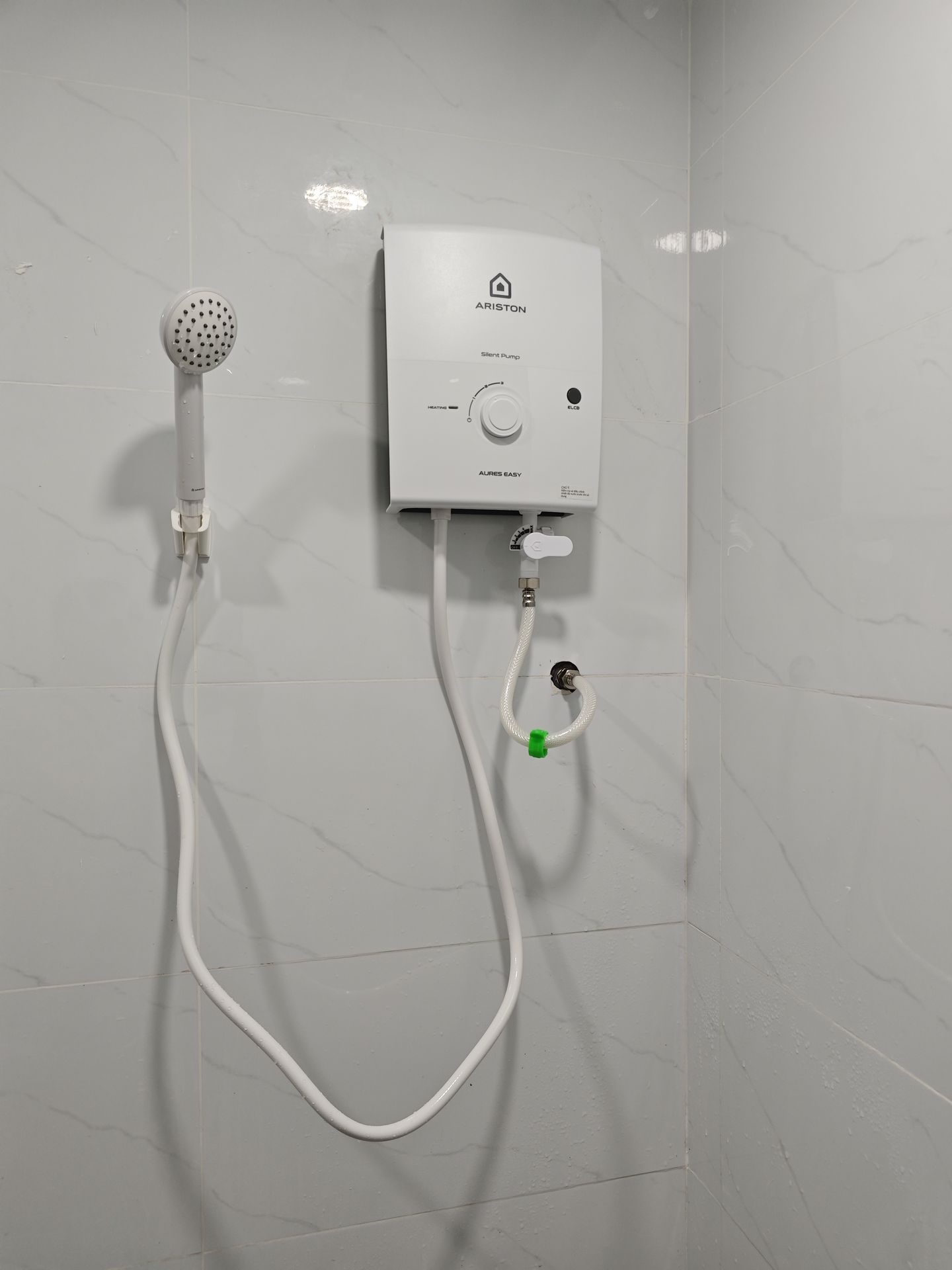 Đánh giá sản phẩm Máy nước nóng trực tiếp Aures Easy Ariston