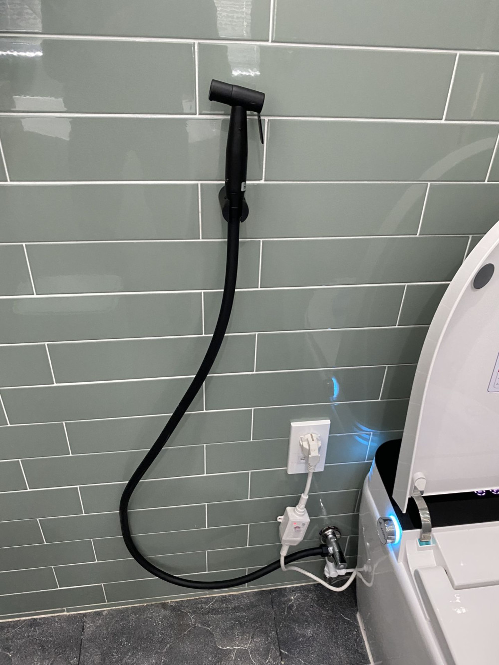 Đánh giá sản phẩm Vòi xịt vệ sinh COTTO CT9902#BL(HM)