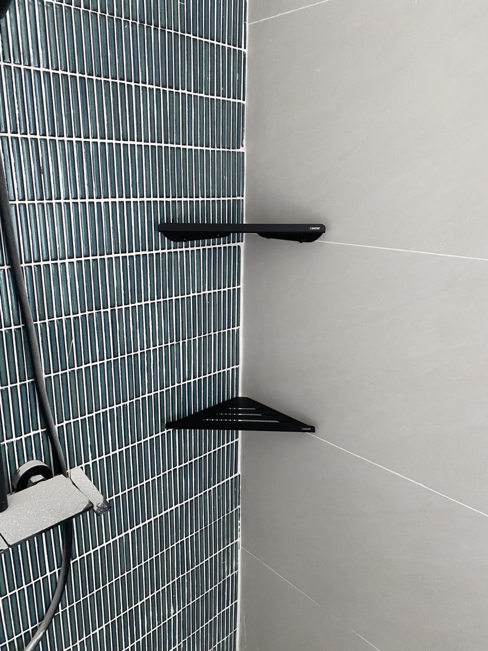 Đánh giá sản phẩm Kệ góc inox màu đen Caesar Q6314B