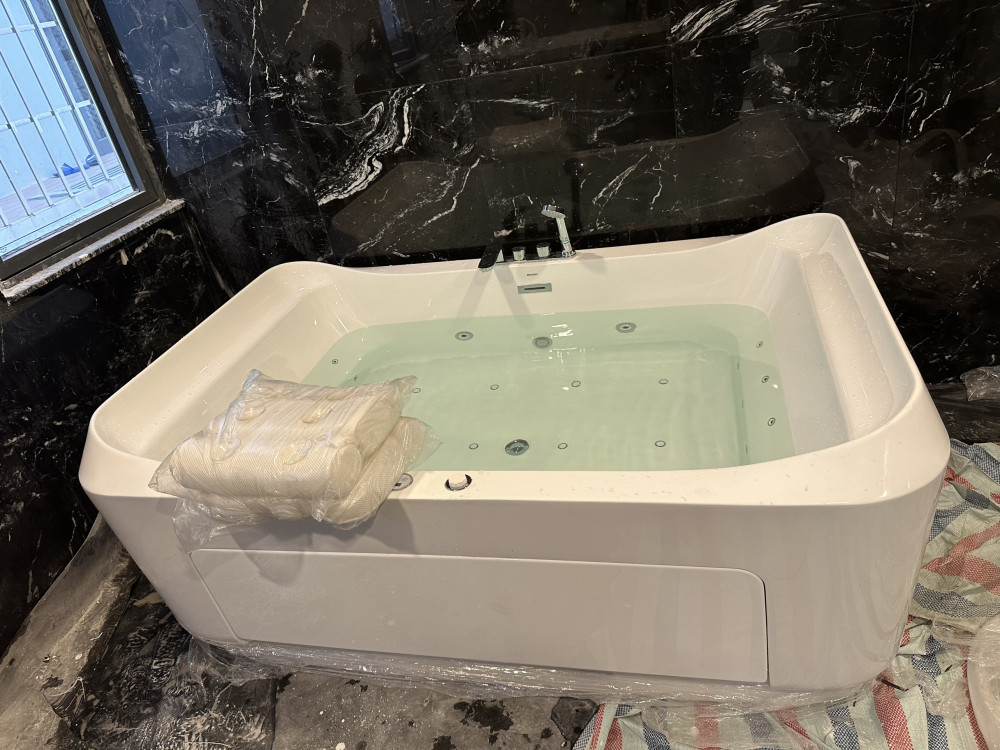 Đánh giá sản phẩm Bồn tắm đặt sàn massage 1.8m gồm vòi MOWOEN MW8123-180.2MS