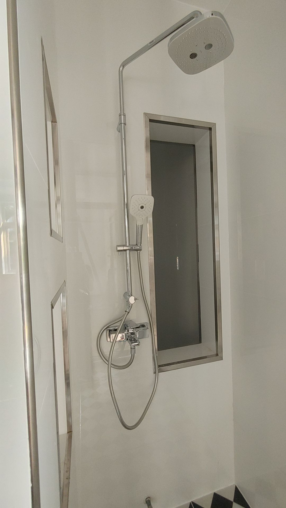 Đánh giá sản phẩm Thân sen cây TOTO TBW02002BA dáng vuông 2 chế độ (mã cũ TBW02002B1)