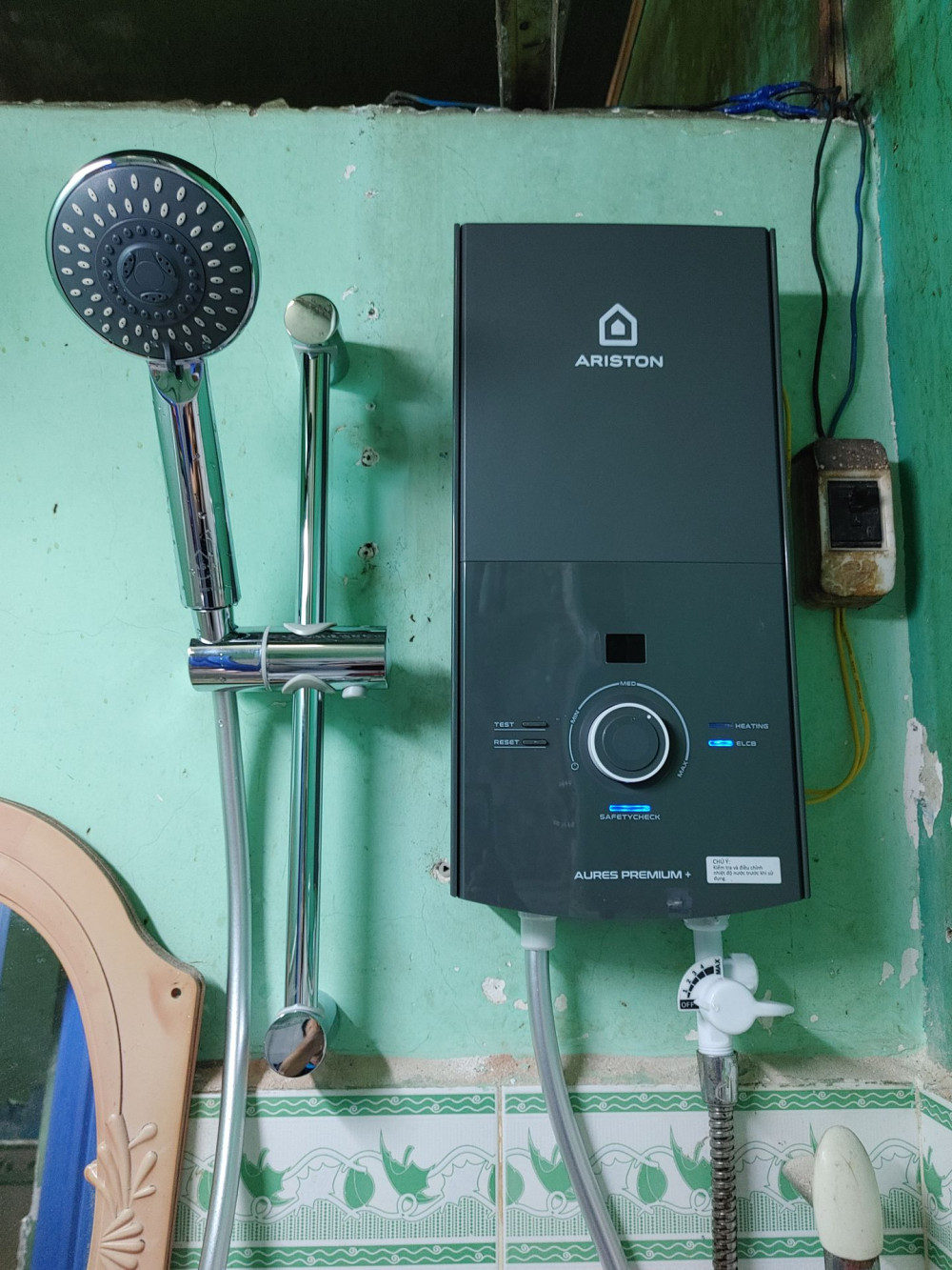 Đánh giá sản phẩm Máy nước nóng trực tiếp Aures Premium+ Ariston