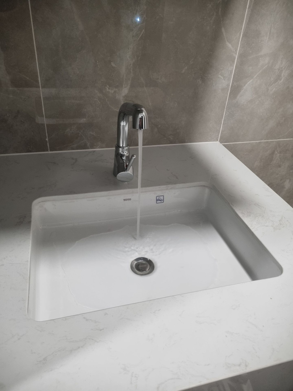 Đánh giá sản phẩm Vòi chậu lavabo dây rút nóng lạnh Caesar B900CU