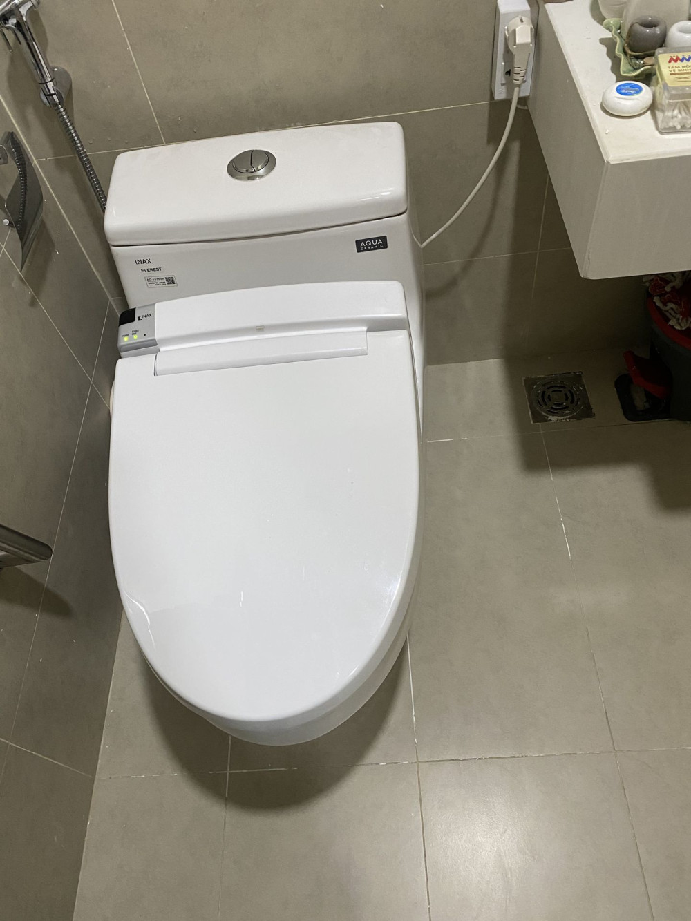 Đánh giá sản phẩm Bồn cầu 1 khối nắp điện tử INAX AC-1035 + CW-KA22AVN