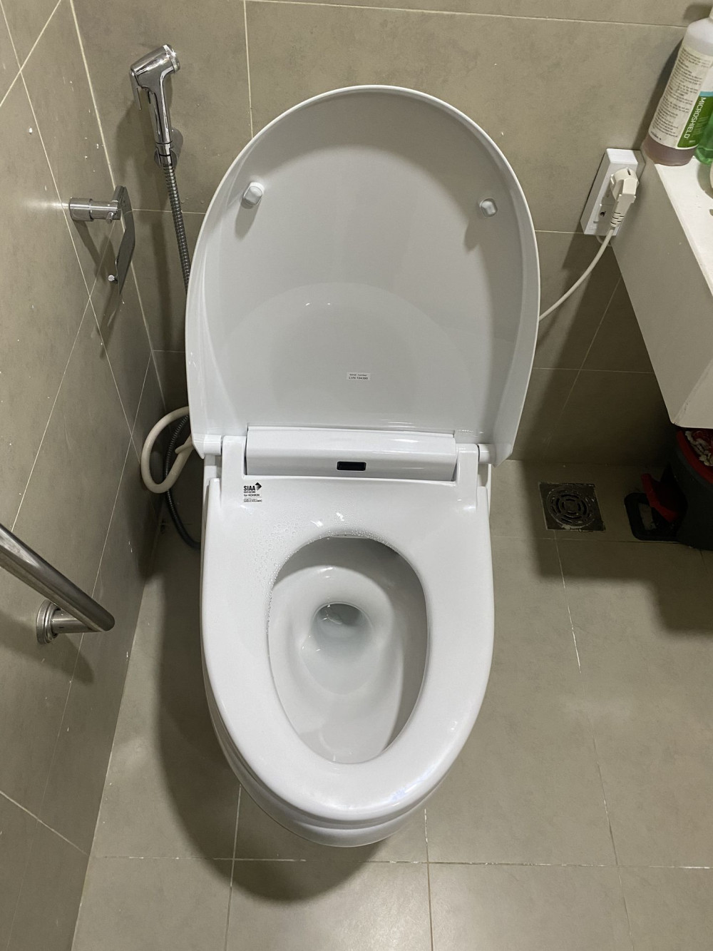 Đánh giá sản phẩm Bồn cầu 1 khối nắp điện tử INAX AC-1035 + CW-KA22AVN