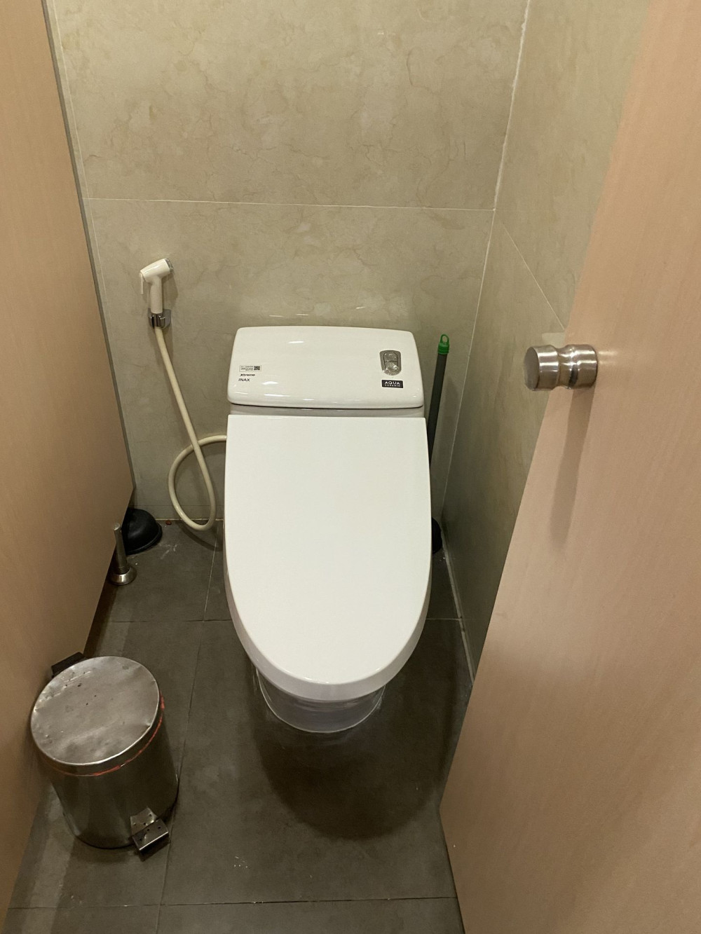 Đánh giá sản phẩm Bồn cầu 1 khối INAX AC-1008VRN (AC1008VRN) nắp đóng êm