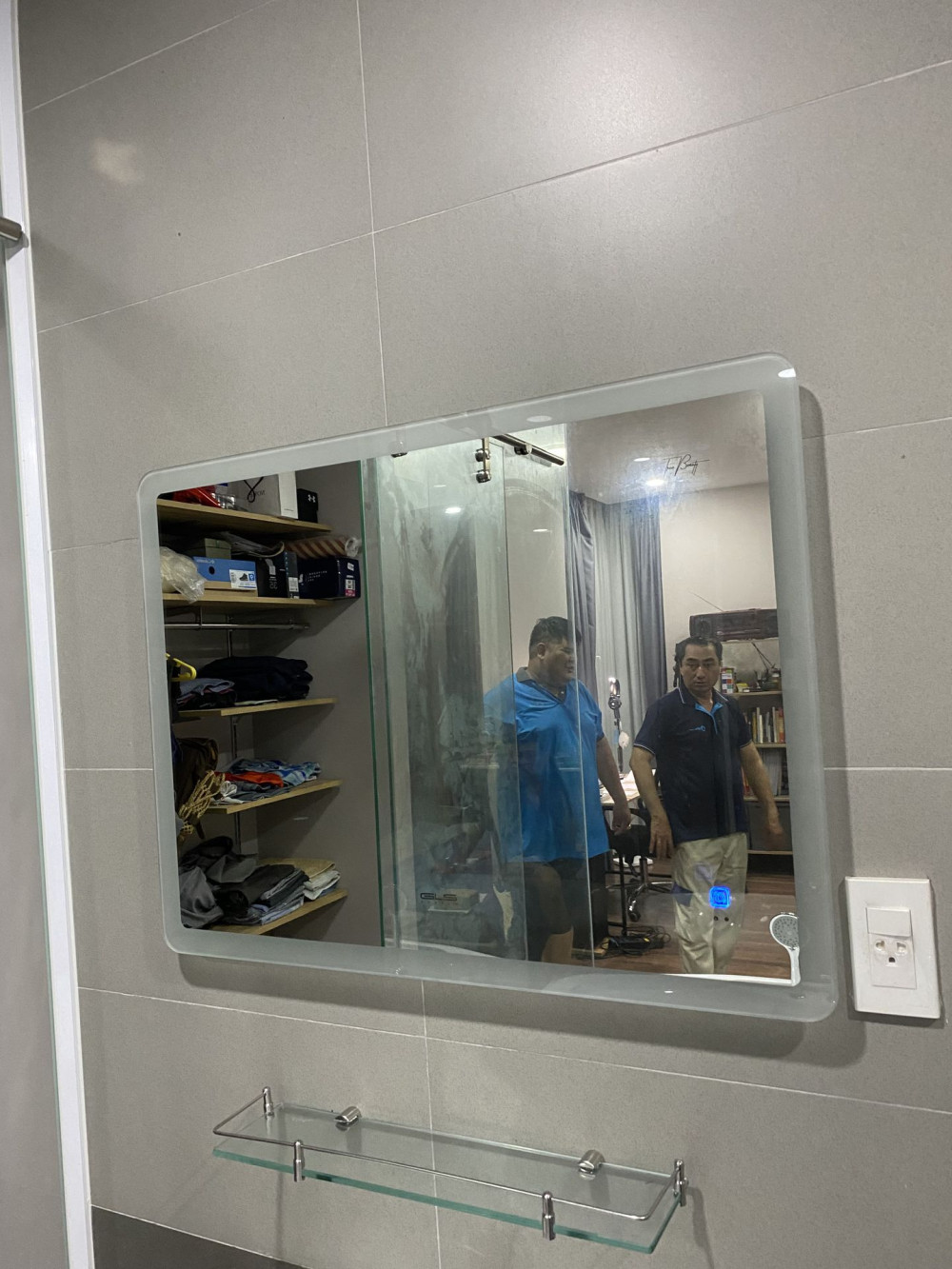 Đánh giá sản phẩm Gương led chữ nhật 80x60cm GLS M35R64 ánh sáng ngoài hoa văn