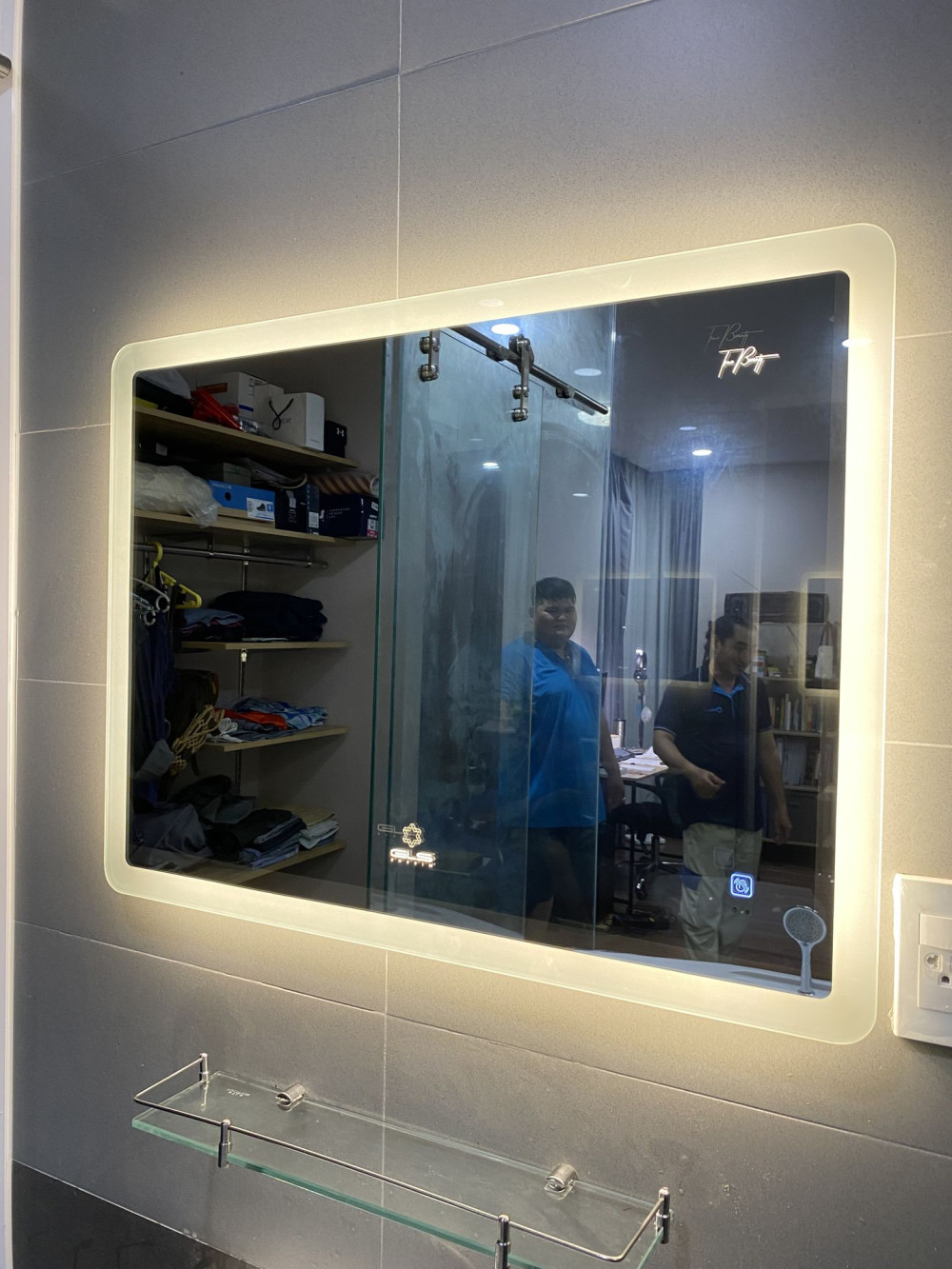 Đánh giá sản phẩm Gương led chữ nhật 80x60cm GLS M35R64 ánh sáng ngoài hoa văn