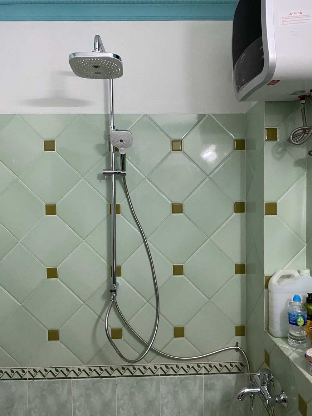 Đánh giá sản phẩm Thân sen cây TOTO TBW02002BA dáng vuông 2 chế độ (mã cũ TBW02002B1)