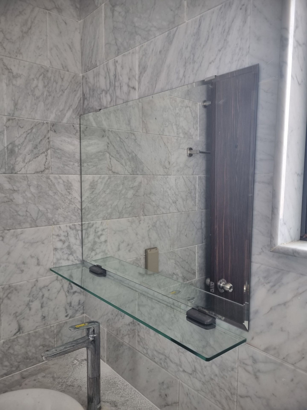 Đánh giá sản phẩm Gương soi phòng tắm 80x60cm kèm kệ kính Caesar M710 (M114 + Q780V)