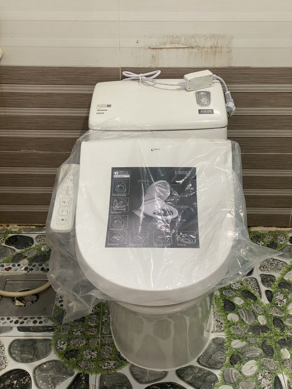 Đánh giá sản phẩm Bồn cầu 1 khối nắp điện tử INAX AC-1008R + CW-H18VN