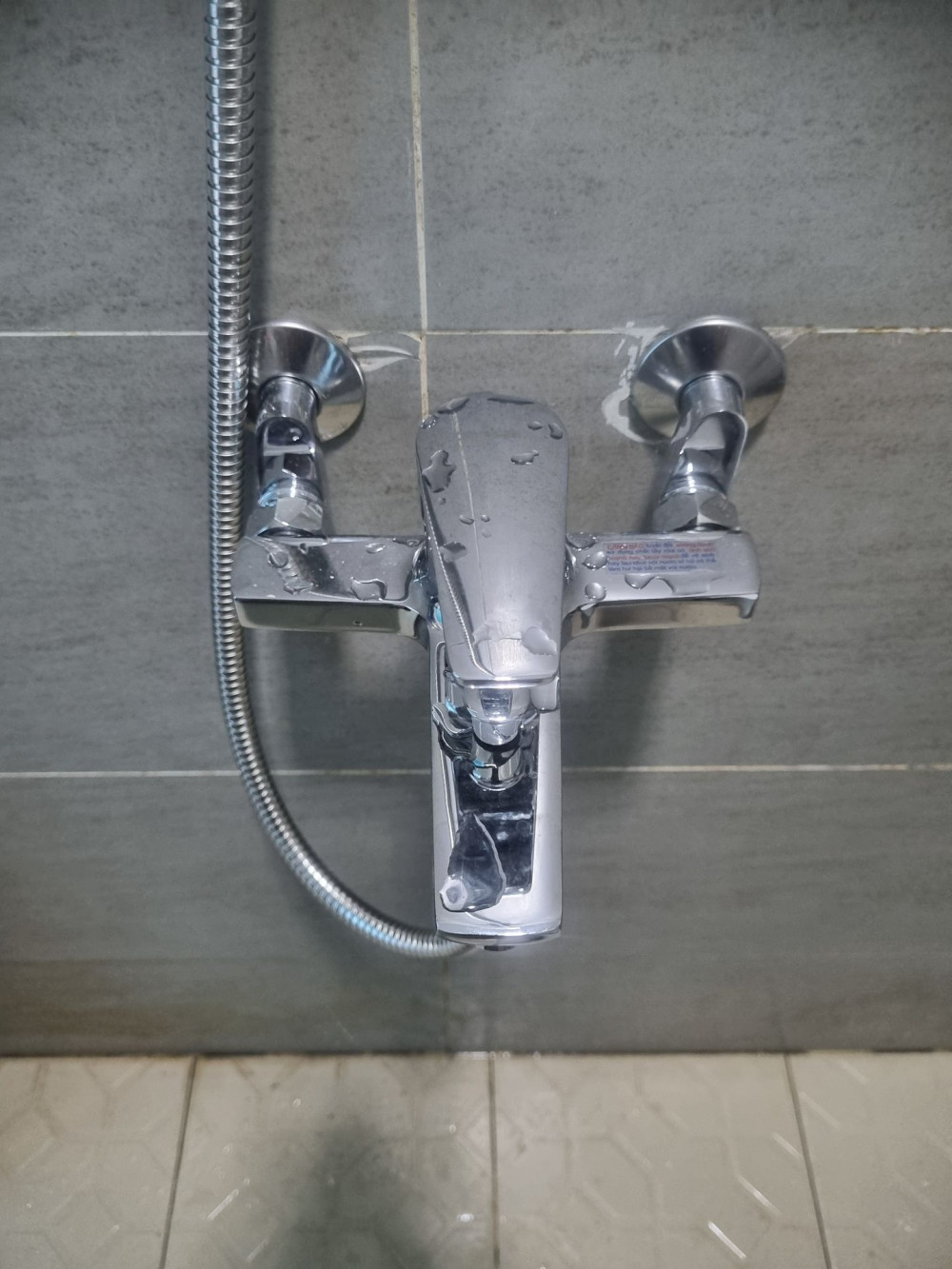 Đánh giá sản phẩm Bộ vòi sen tắm nóng lạnh Caesar S393C / CB / CW / CR / CG