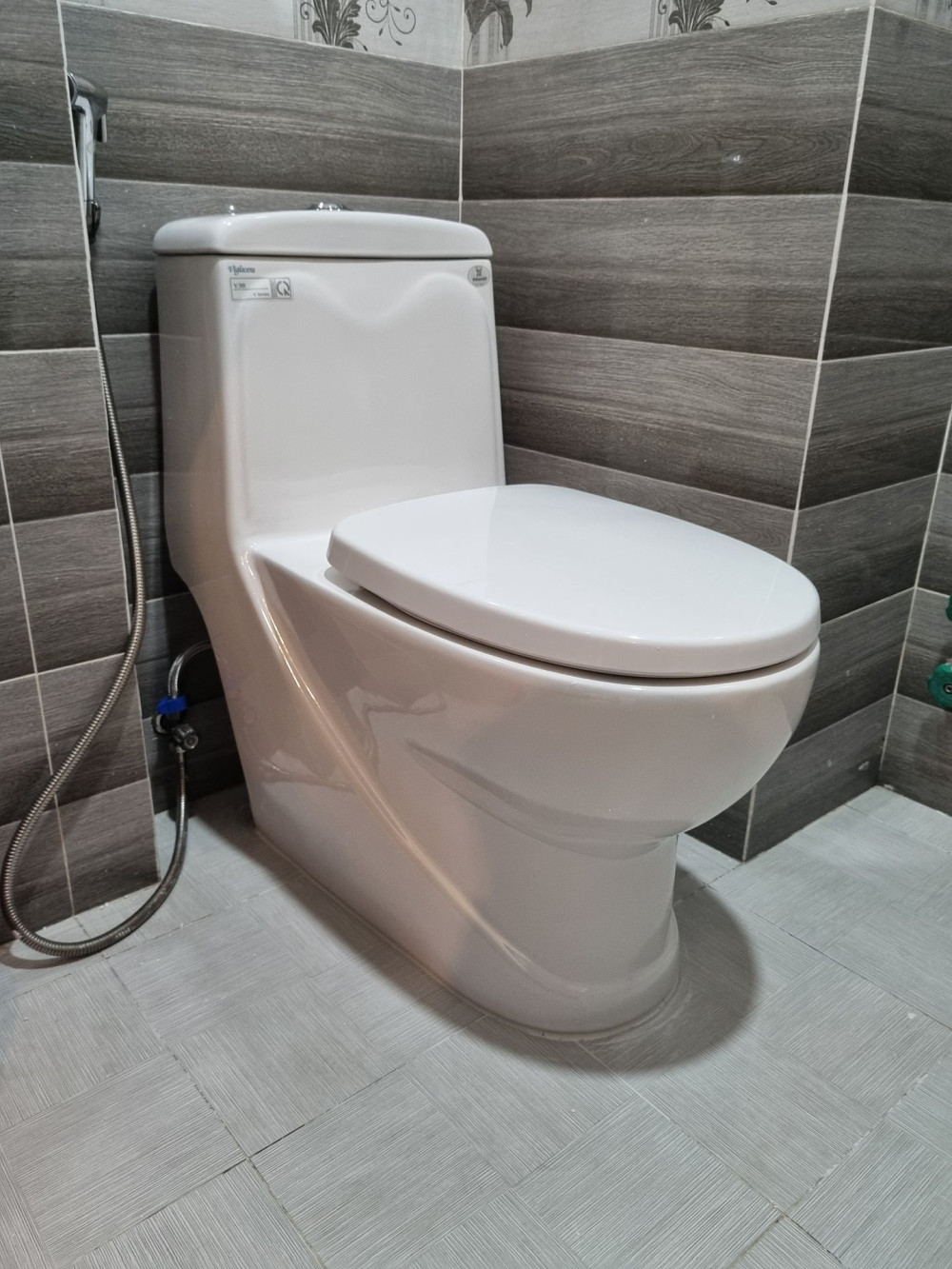 Đánh giá sản phẩm Bồn cầu 1 khối Viglacera V38 nắp êm xả thẳng (+ vòi xịt VG826)