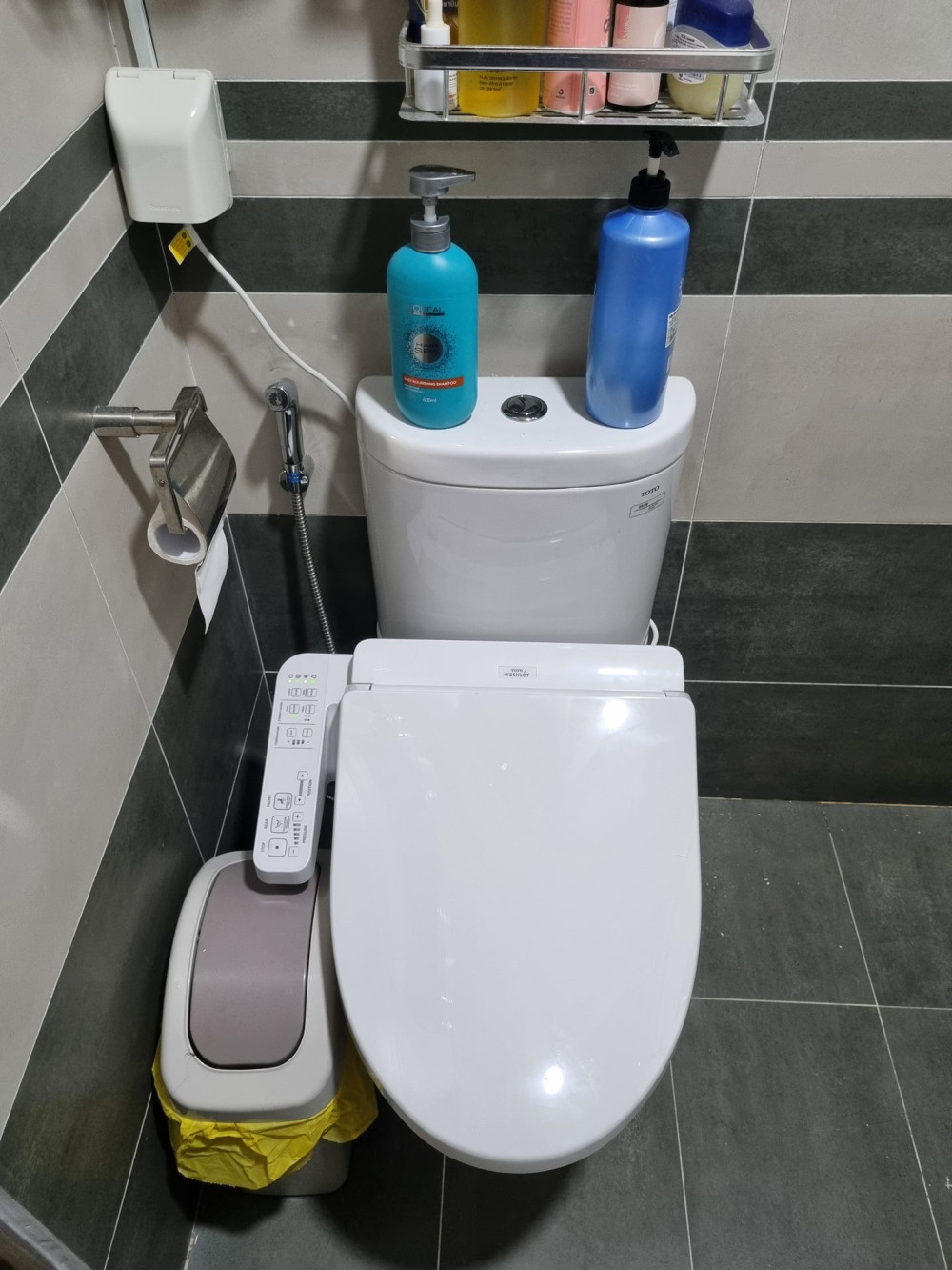 Đánh giá sản phẩm Nắp bồn cầu thông minh TOTO TCF23710AAA (W18) Washlet C2 cơ bản