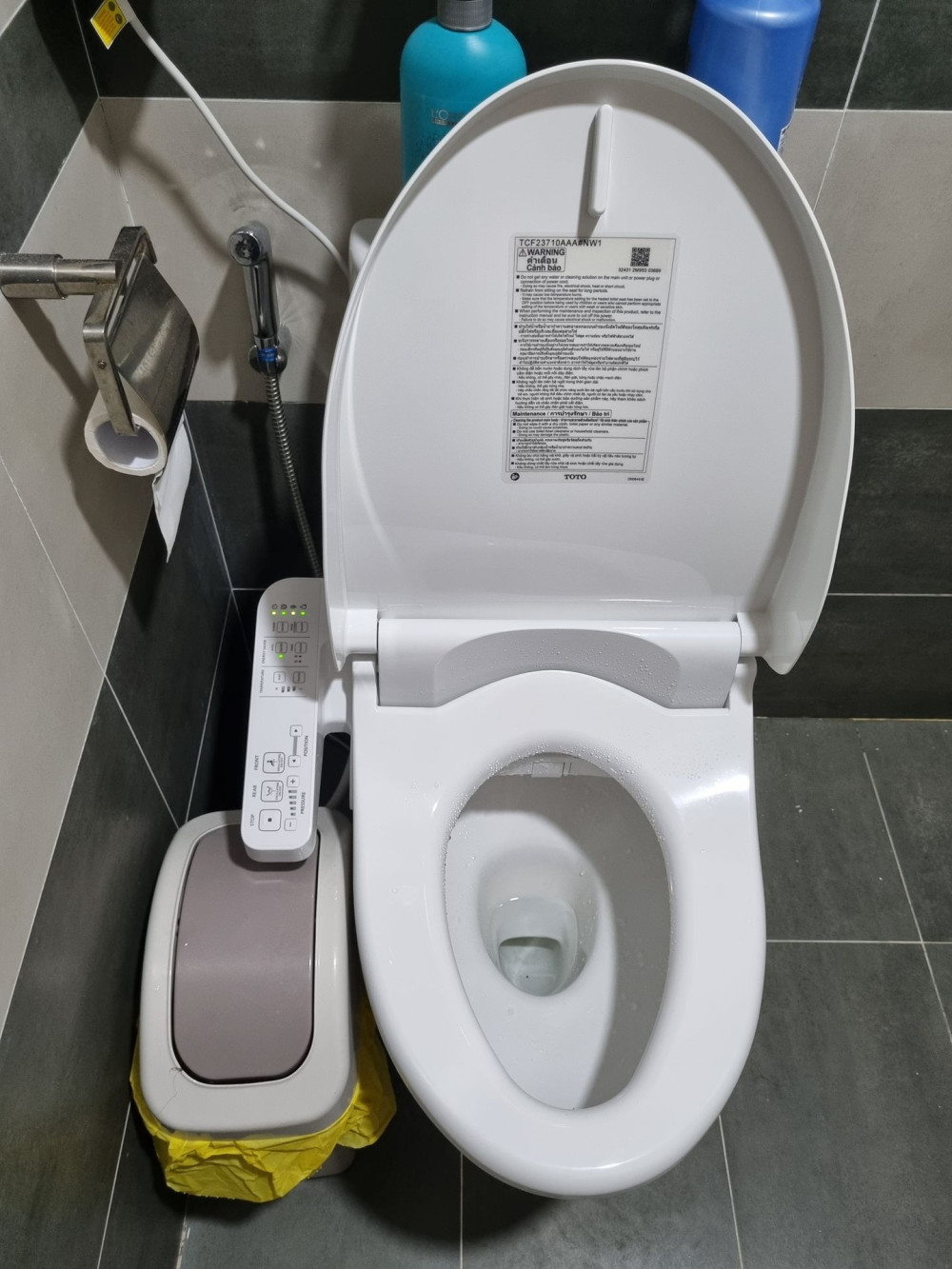 Đánh giá sản phẩm Nắp bồn cầu thông minh TOTO TCF23710AAA (W18) Washlet C2 cơ bản