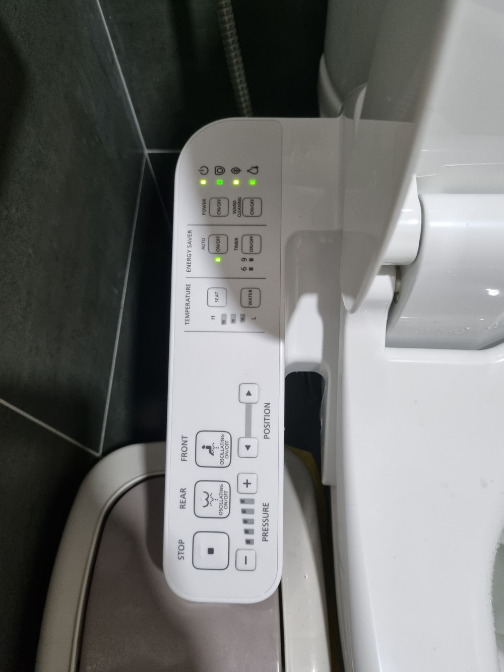 Đánh giá sản phẩm Nắp bồn cầu thông minh TOTO TCF23710AAA (W18) Washlet C2 cơ bản