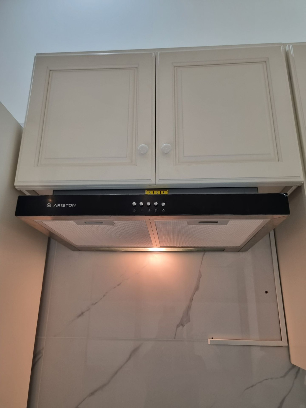 Đánh giá sản phẩm Máy hút mùi truyền thống 60cm thân mỏng Ariston ASL 6F LT XV