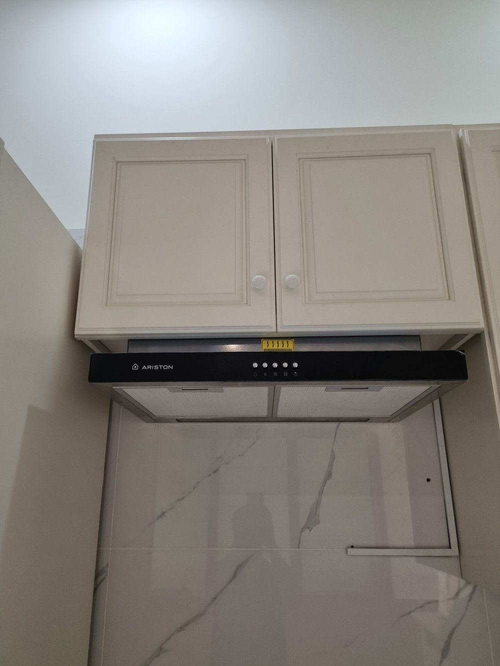 Đánh giá sản phẩm Máy hút mùi truyền thống 60cm thân mỏng Ariston ASL 6F LT XV