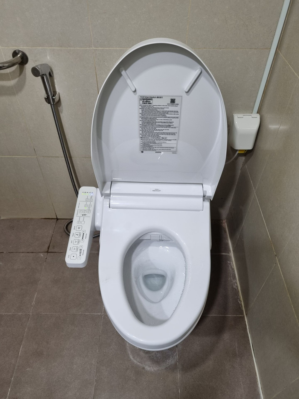 Đánh giá sản phẩm Bồn cầu TOTO CS326DW16 2 khối nắp điện tử Washlet C2 TCF23410AAA