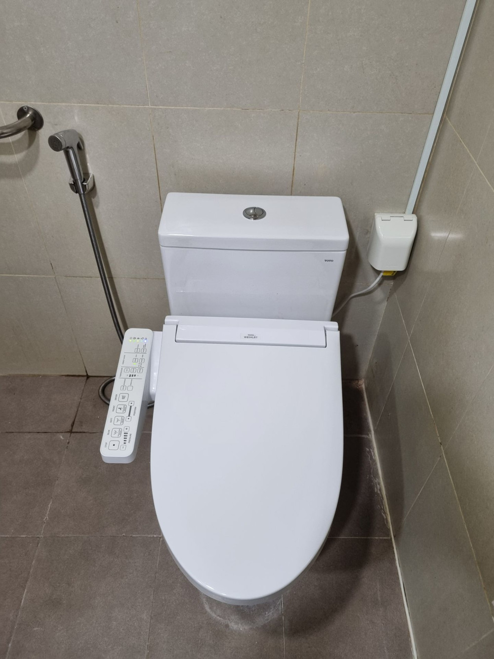 Đánh giá sản phẩm Bồn cầu TOTO CS326DW16 2 khối nắp điện tử Washlet C2 TCF23410AAA
