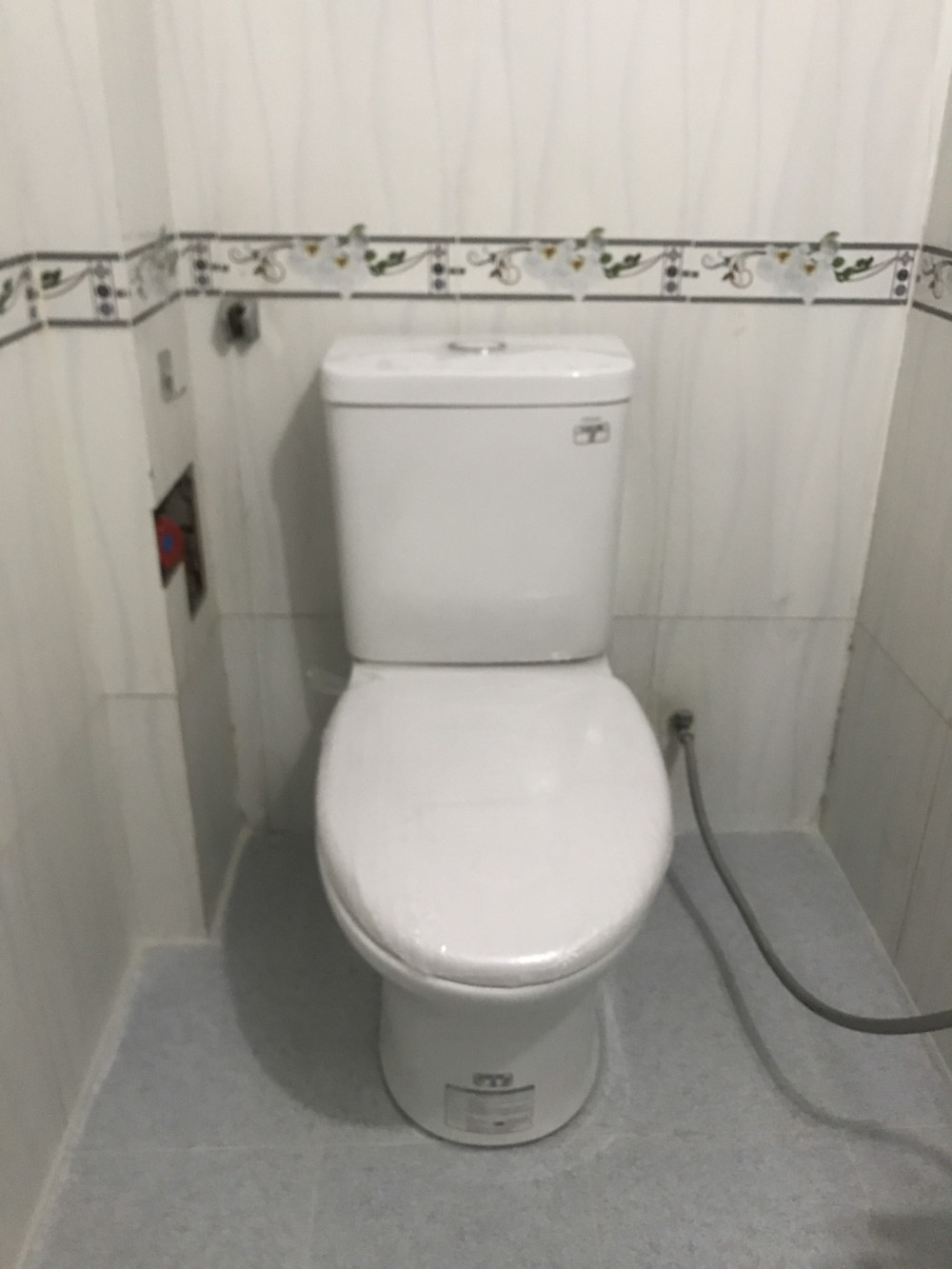 Đánh giá sản phẩm Bồn cầu 2 khối Caesar CD1341 nắp đóng êm