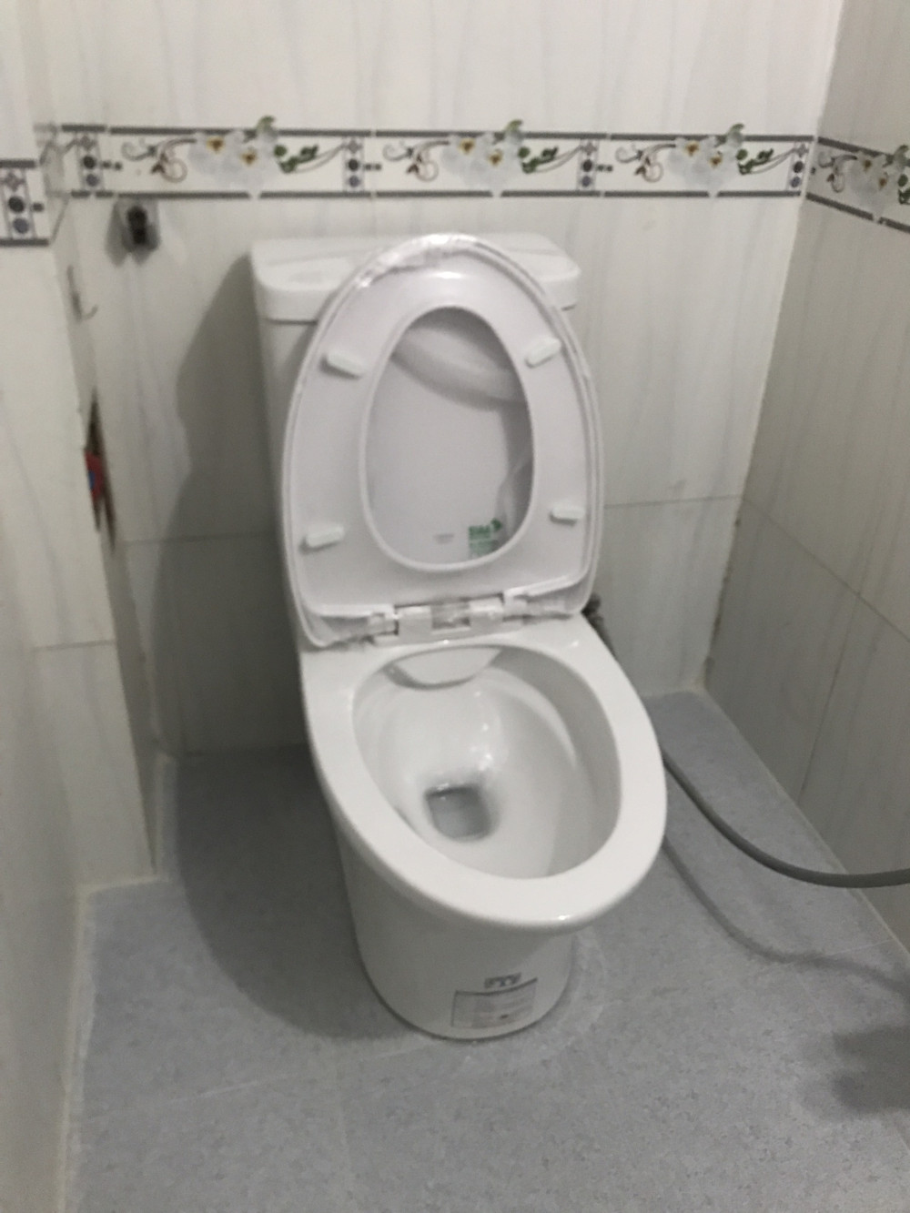 Đánh giá sản phẩm Bồn cầu 2 khối Caesar CD1341 nắp đóng êm