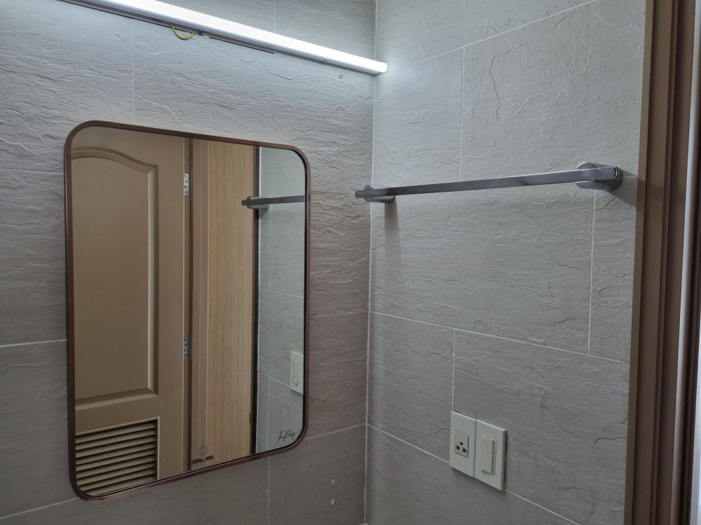 Đánh giá sản phẩm Gương soi chữ nhật khung viền nhôm 50x70cm GLS