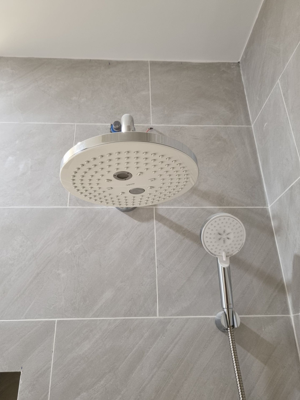 Đánh giá sản phẩm Bát sen tắm tắm gắn tường TOTO TBW01004A (2 chế độ, tròn)