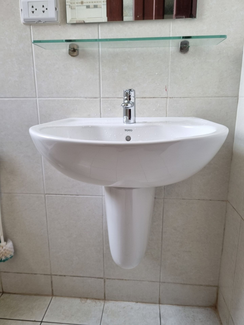 Đánh giá sản phẩm Chậu lavabo treo tường TOTO LHT236CS chân lửng