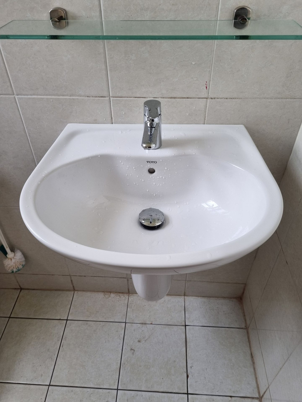 Đánh giá sản phẩm Chậu lavabo treo tường TOTO LHT236CS chân lửng
