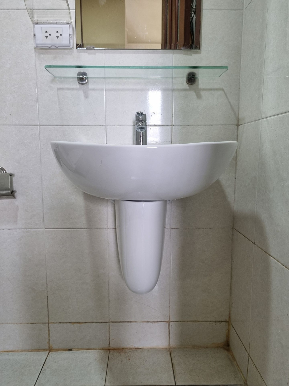 Đánh giá sản phẩm Chậu lavabo treo tường TOTO LHT236CS chân lửng