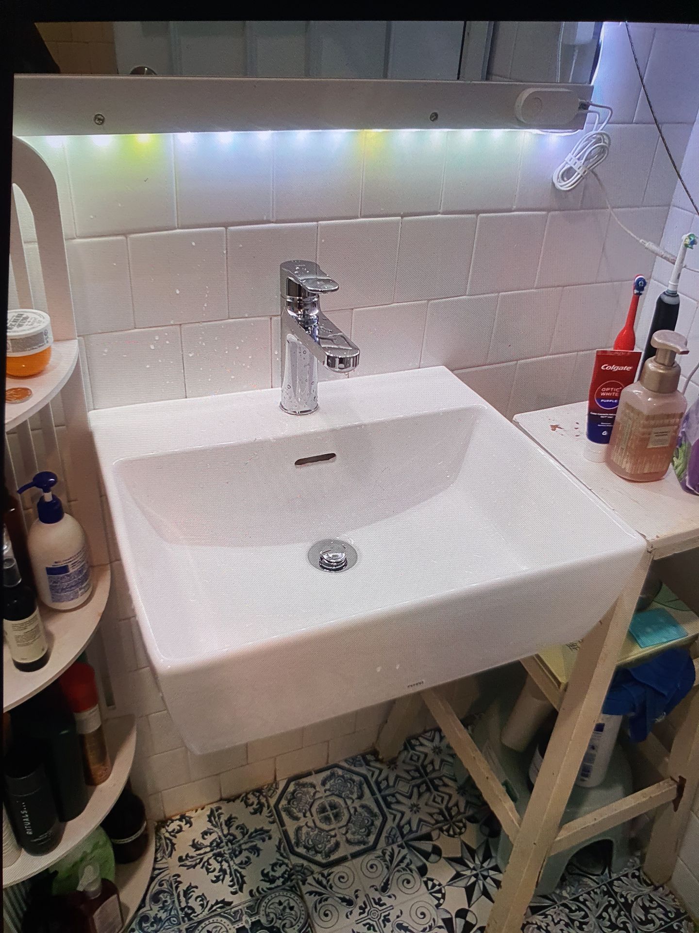 Đánh giá sản phẩm Chậu lavabo treo tường TOTO LHT328C chân lửng