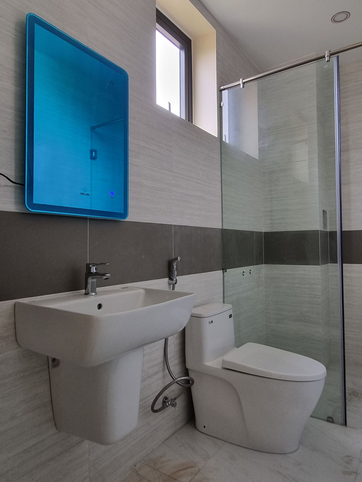 Đánh giá sản phẩm Gương led chữ nhật 80x60cm GLS M35R64 ánh sáng ngoài hoa văn