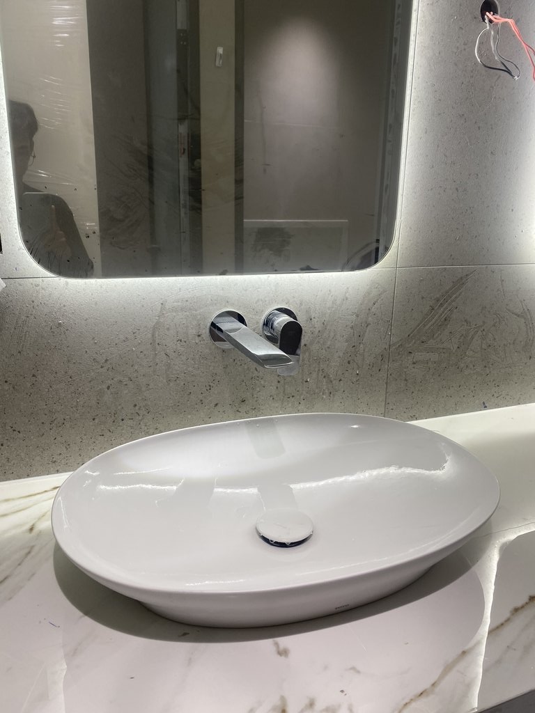 Đánh giá sản phẩm Vòi lavabo nóng lạnh gắn tường GA TOTO TLG04310BB