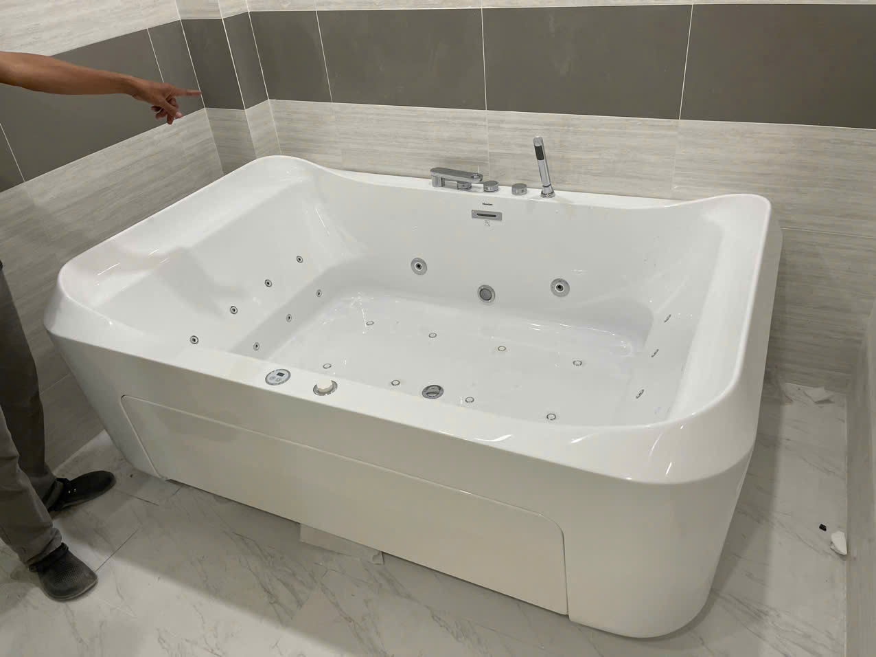 Đánh giá sản phẩm Bồn tắm đặt sàn massage 1.8m gồm vòi MOWOEN MW8123-180.2MS