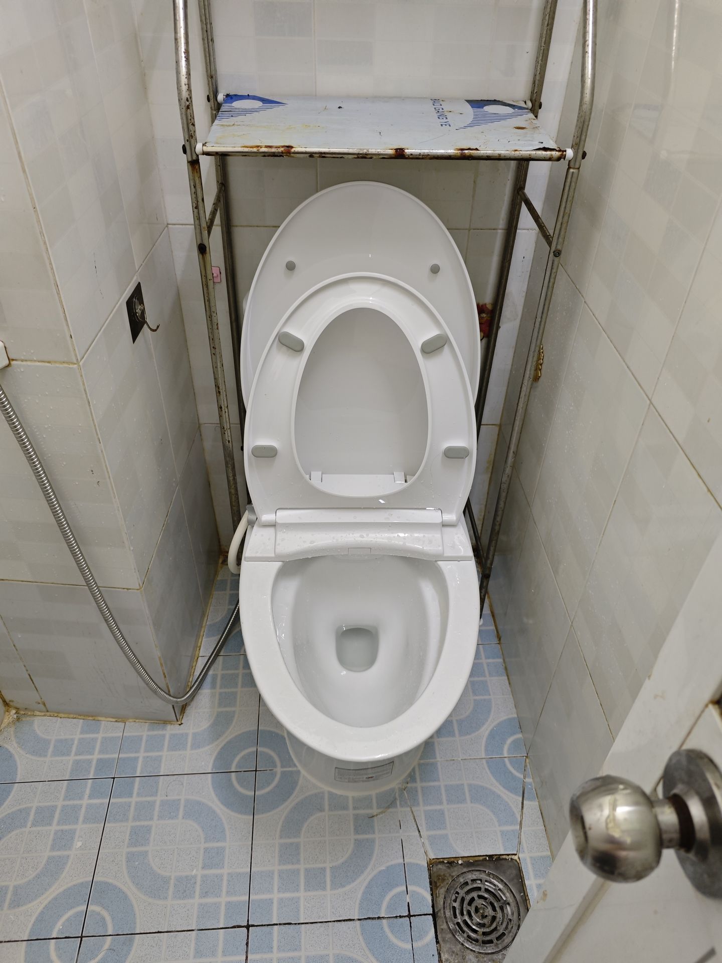 Đánh giá sản phẩm Bồn cầu 1 khối nắp rửa cơ Caesar C1395F + TAF060 (CD1395+TAF060)