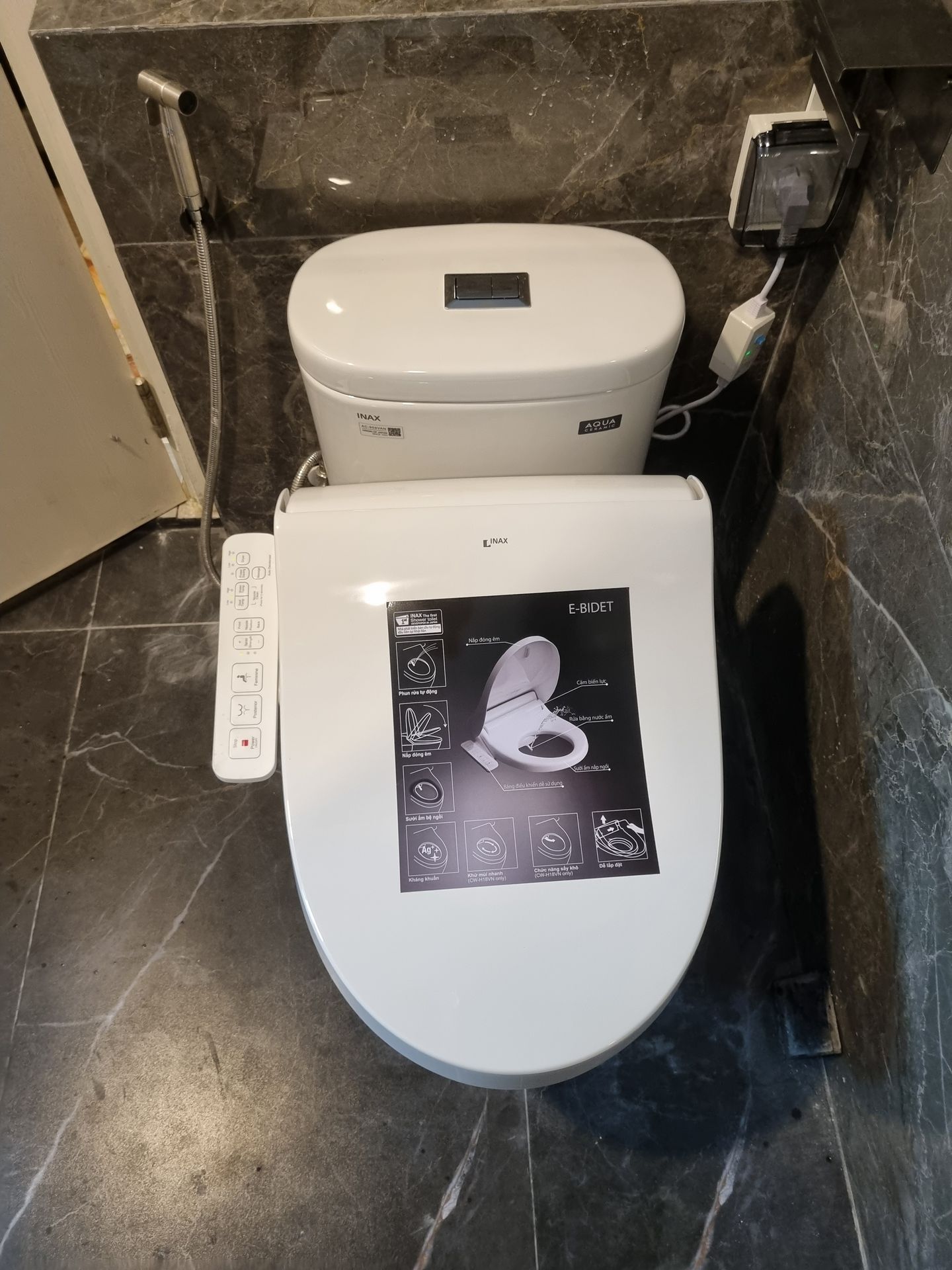 Đánh giá sản phẩm Bồn cầu 1 khối nắp điện tử INAX AC-959A + CW-H18VN