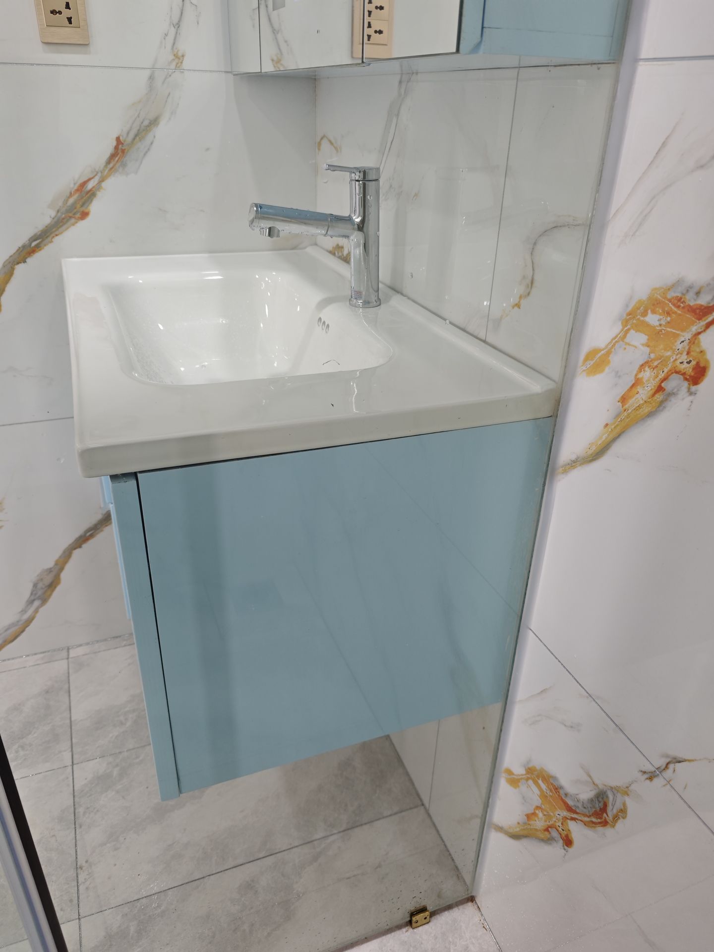 Đánh giá sản phẩm Vòi chậu lavabo nóng lạnh dây rút Caesar B196C