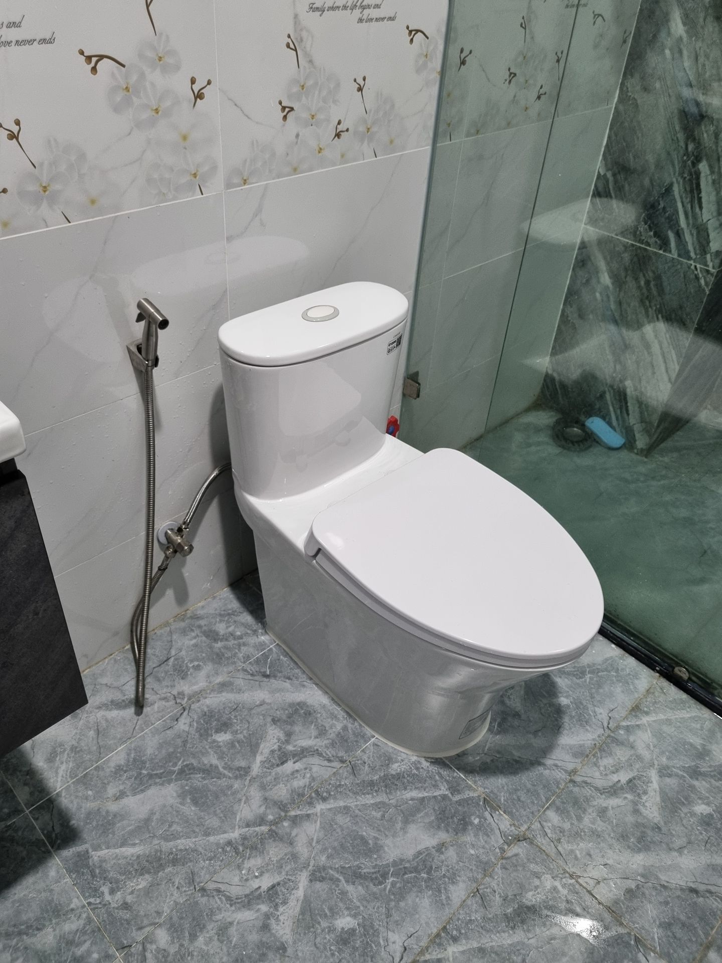 Đánh giá sản phẩm Bồn cầu 1 khối Caesar C1395 (CD1395) nắp đóng êm