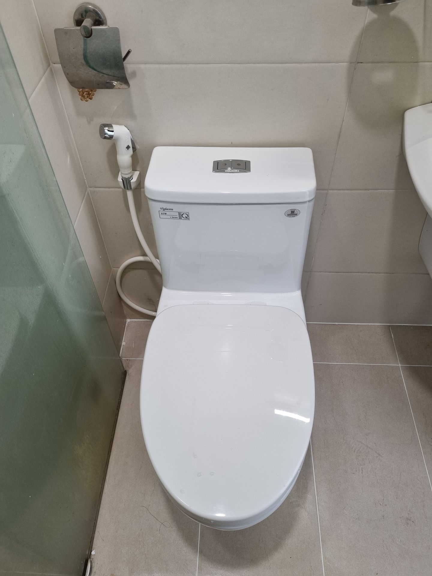 Đánh giá sản phẩm Bồn cầu 1 khối Viglacera V72-CAU nắp êm (+ vòi xịt VG826)