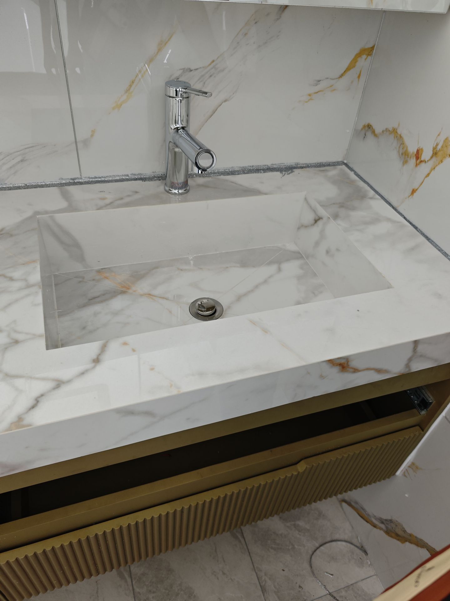 Đánh giá sản phẩm Vòi chậu lavabo nóng lạnh dây rút Caesar B196C